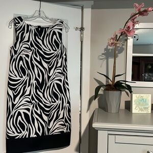 Print sleeveless summer dress. Size 12 
Like new condition. Black/White